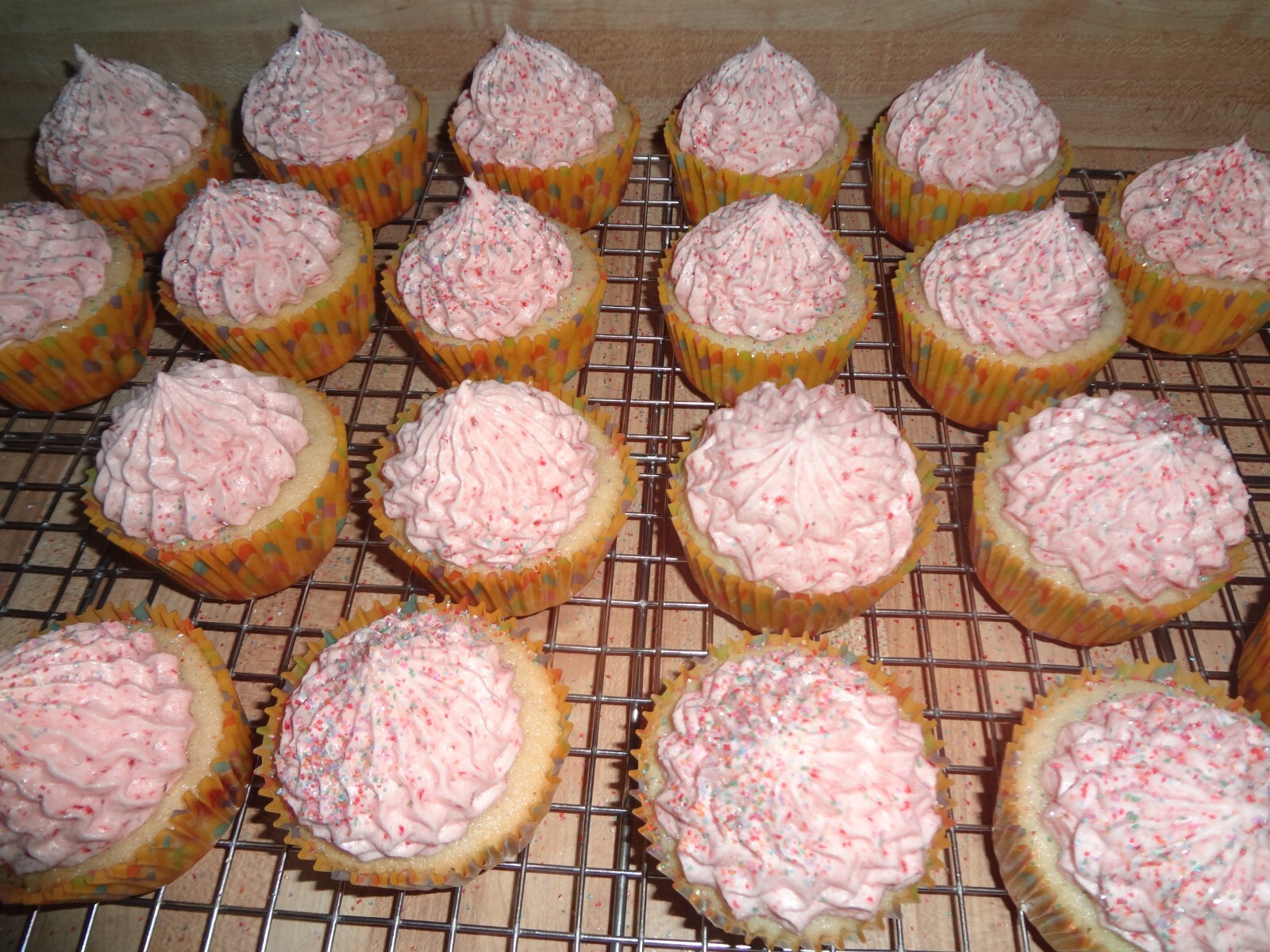 MOIST, TENDER AND ADDICTING HOMEMADE FRESH STRAWBERRY CUPCAKES (18 CUPCAKES)
