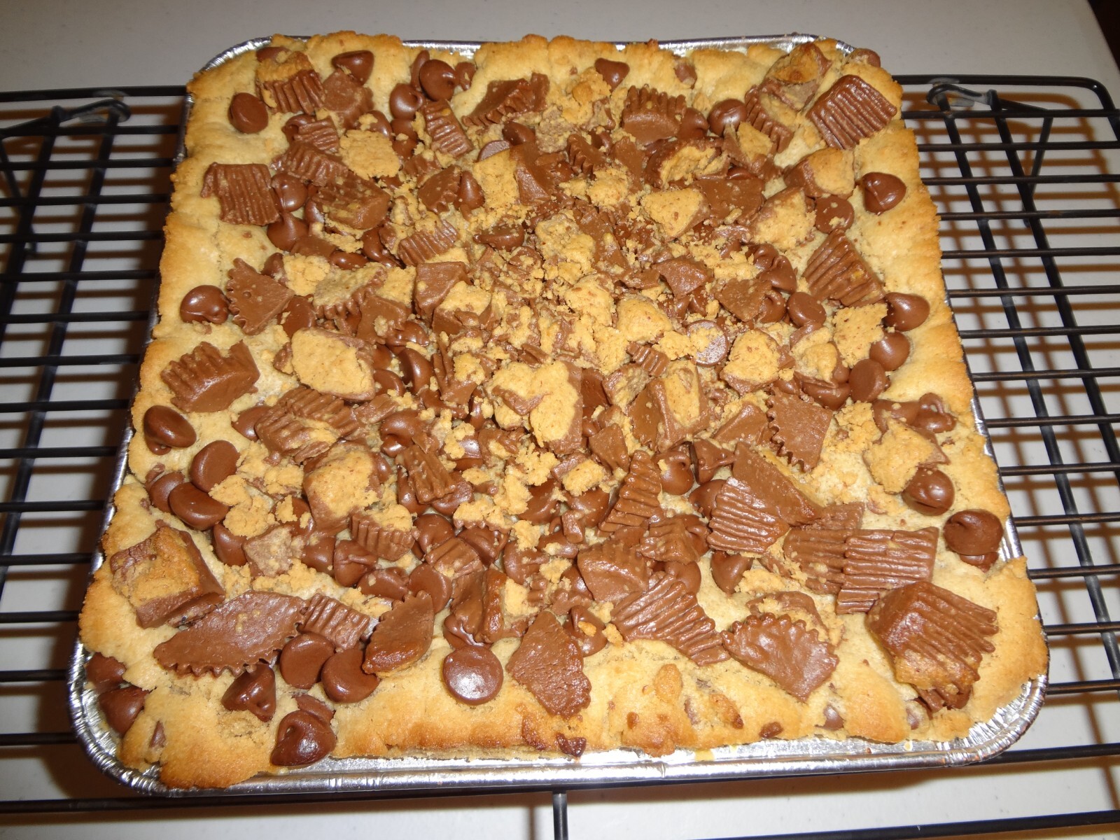 GOOEY AND BUTTERY HOMEMADE PEANUT BUTTER CHOCOLATE REESE’S BARS (9″ x 9″ TRAY)